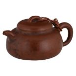 A Chinese terracotta teapot, marked, H 8,5 - W 16 - D 11,5 cm