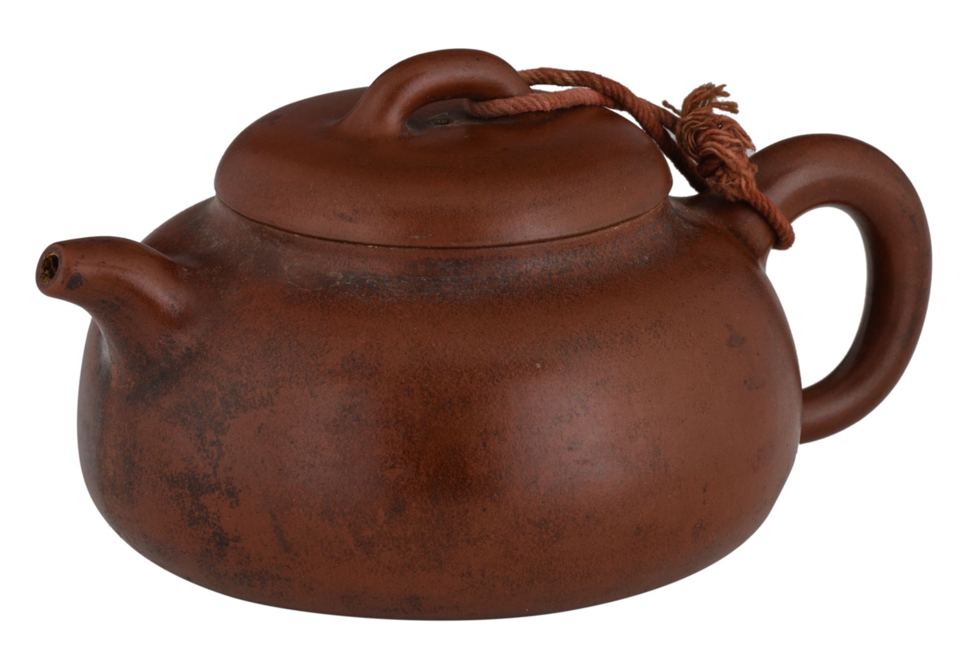 A Chinese terracotta teapot, marked, H 8,5 - W 16 - D 11,5 cm