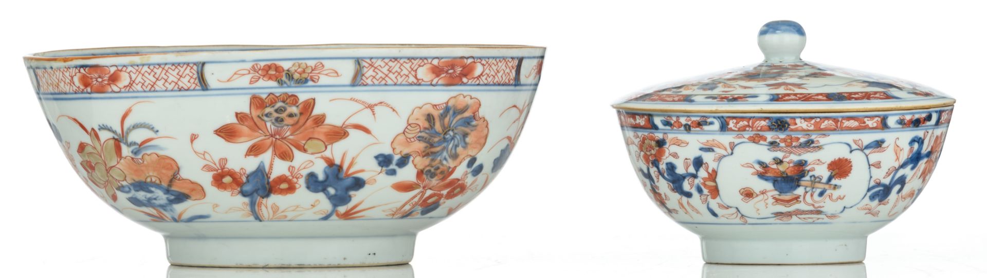 A Chinese Imari bowl, decorated with lotus flowers; added: a ditto floral covered bowl, the roundels - Bild 2 aus 7