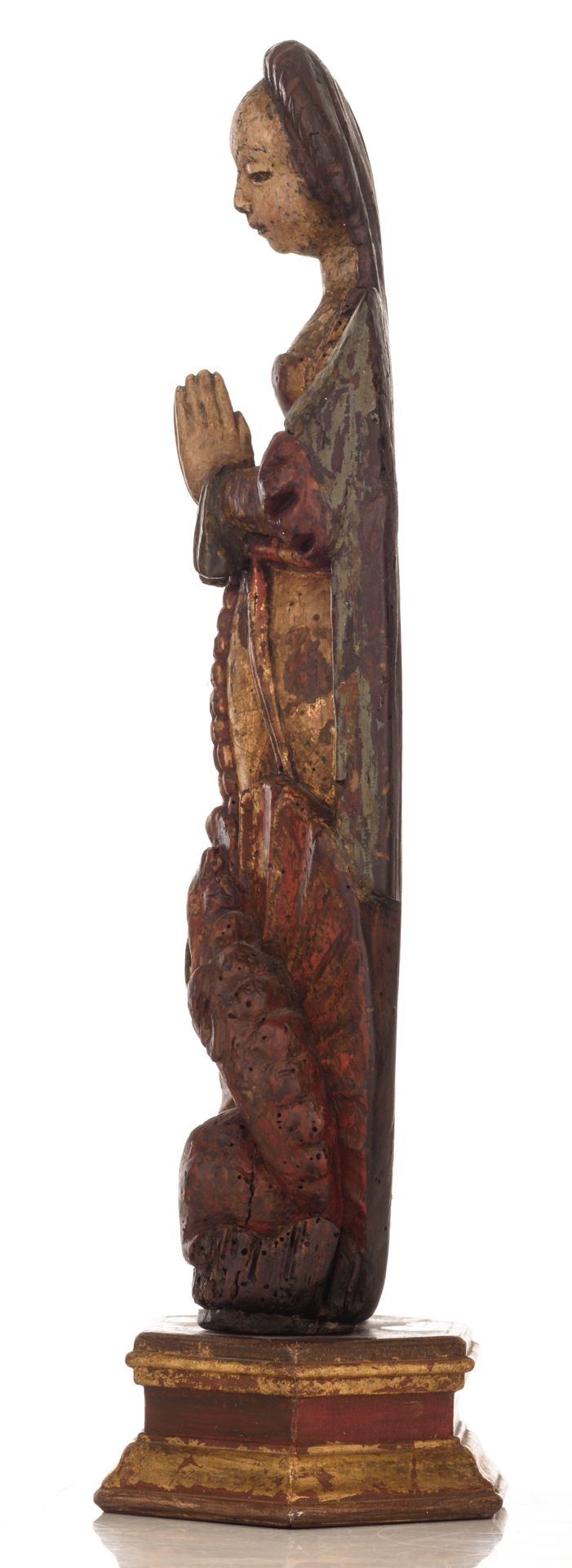 A polychrome painted (limewood) sculpture in the Malinois manner, representing a female saint, - Bild 2 aus 5