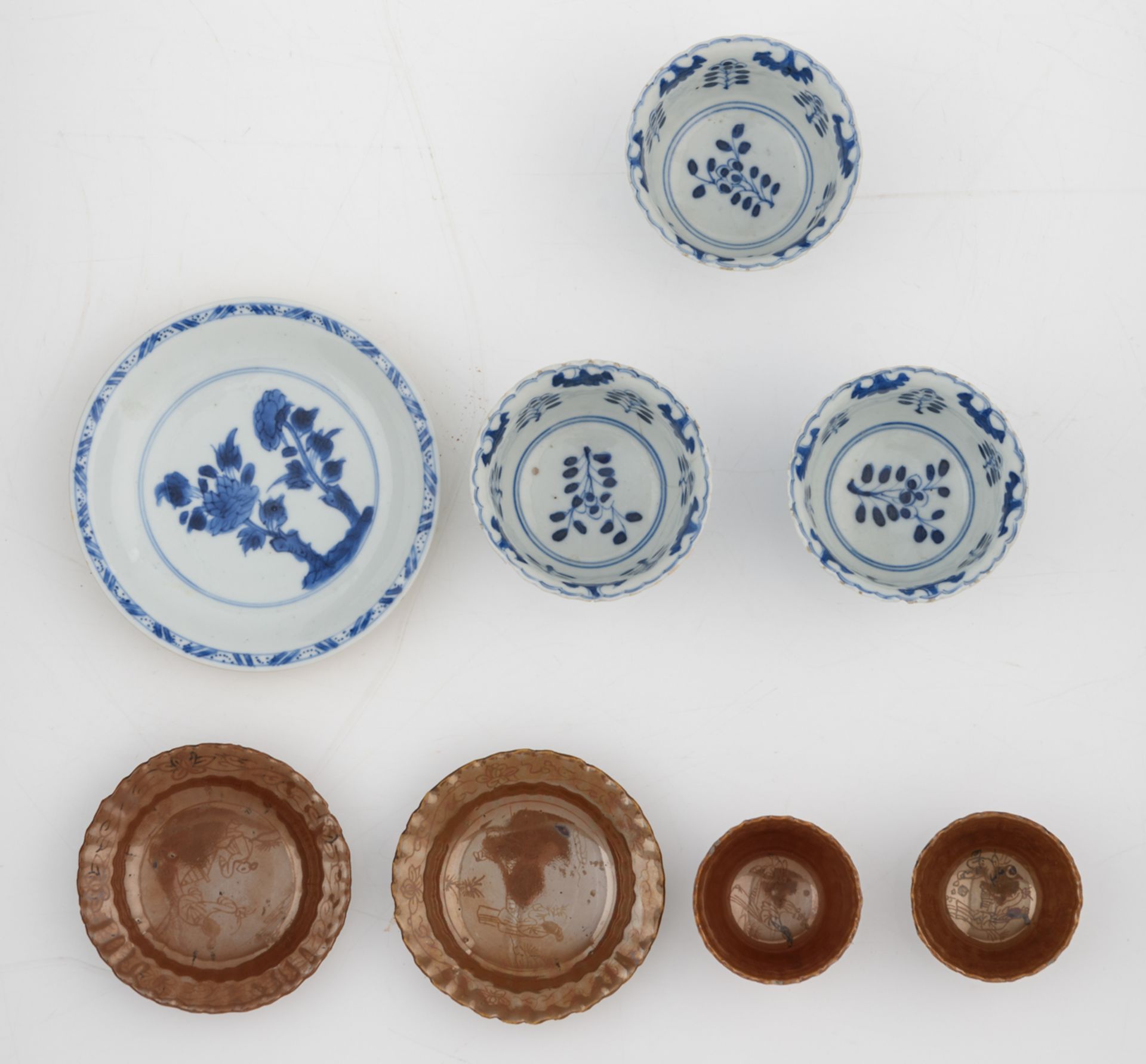 A collection of Chinese Kangxi period porcelain teacups and saucers, consisting of three blue and - Image 2 of 7