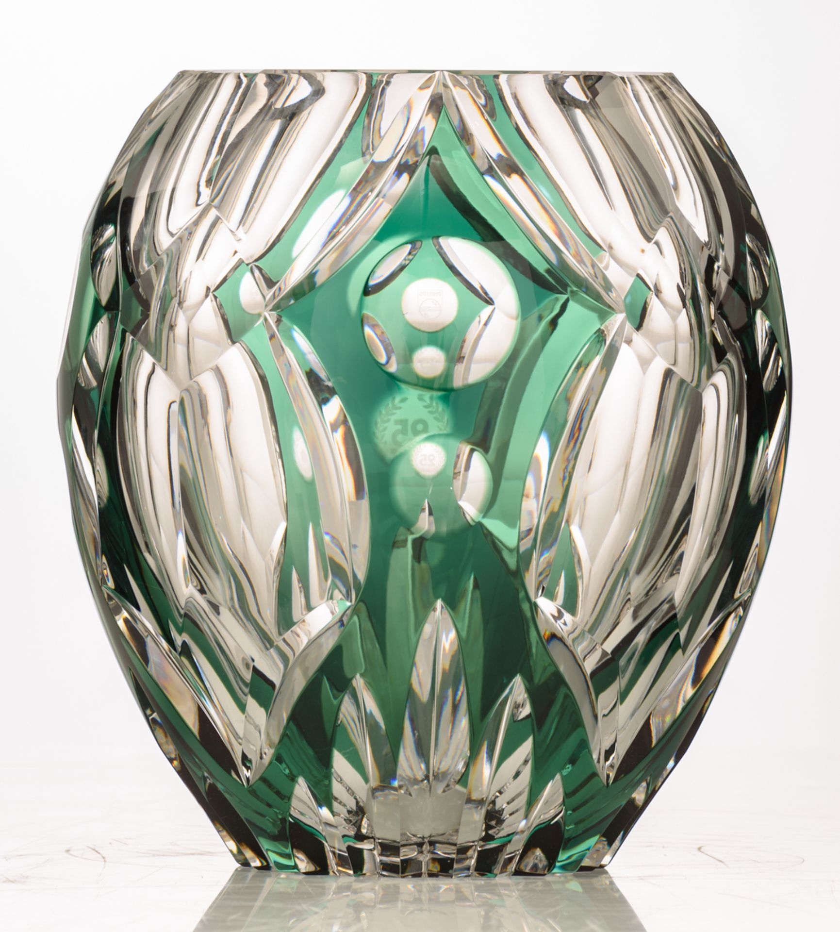 A green overlay Val-Saint-Lambert crystal cut vase, a rare edition especially created for the - Bild 3 aus 4