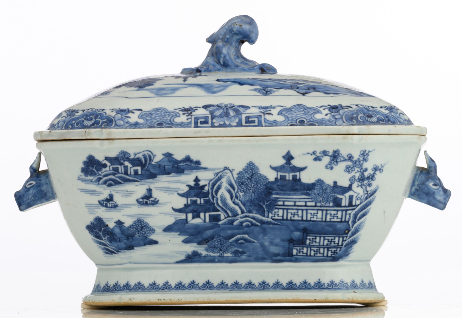 A Chinese Nanking export porcelain tureen, decorated with a pavilion in a mountainous river - Image 2 of 22