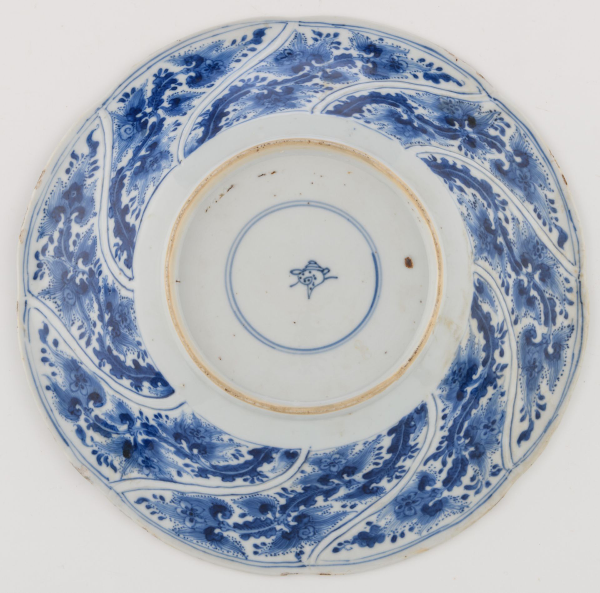 A Chinese Kangxi blue and white export porcelain soup plate, the well decorated with leafy - Bild 2 aus 3