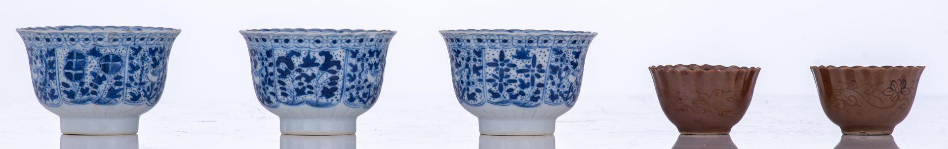 A collection of Chinese Kangxi period porcelain teacups and saucers, consisting of three blue and - Image 5 of 7