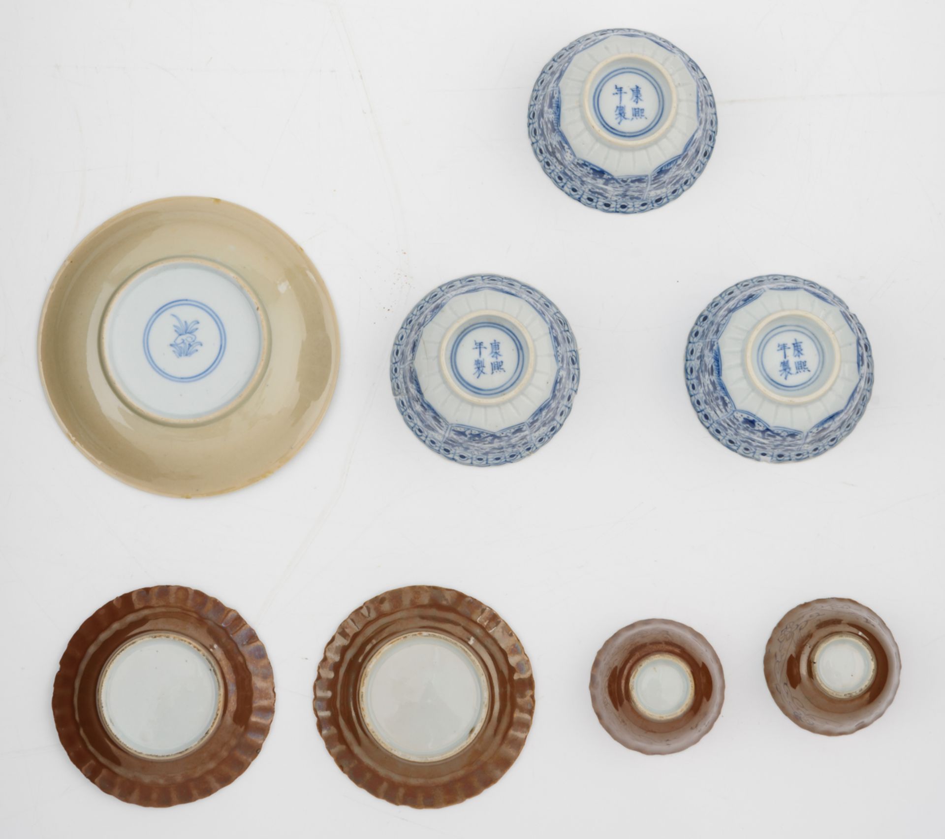 A collection of Chinese Kangxi period porcelain teacups and saucers, consisting of three blue and - Image 3 of 7