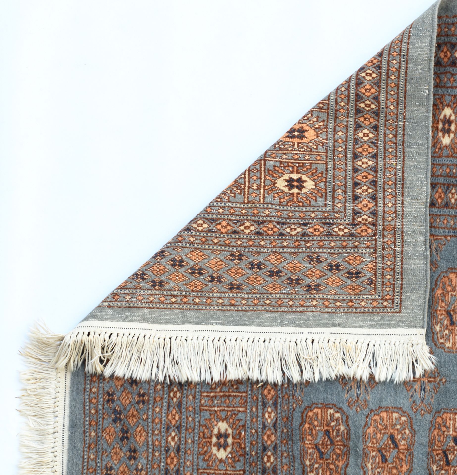 An Oriental rug with geometric motifs; added: an Oriental rug, 127 x 182 / 125,5 x 190,5 cm - Image 3 of 5