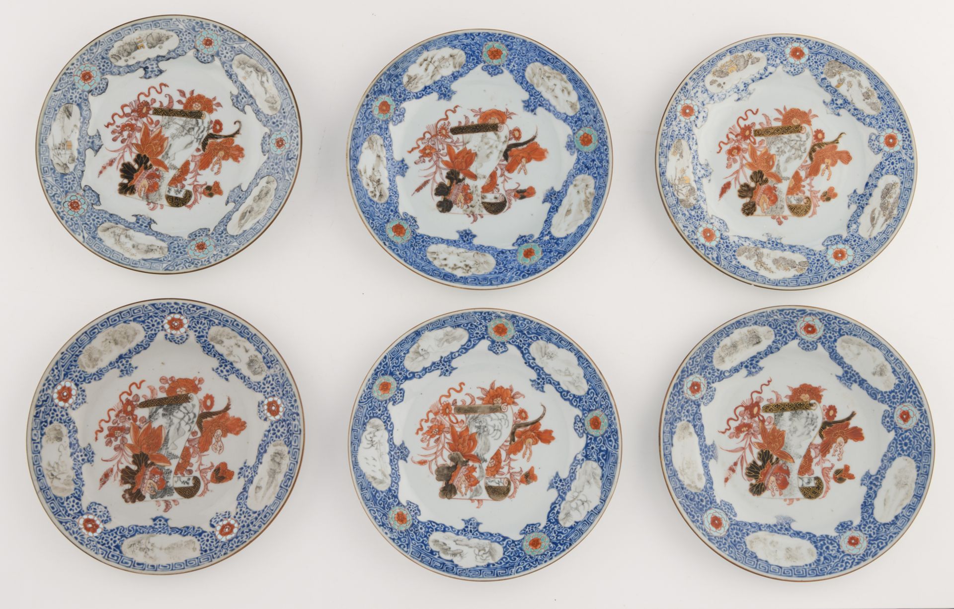 Twelve Chinese export porcelain dishes with a Japanese inspired decoration in iron red, gilt and - Bild 2 aus 5