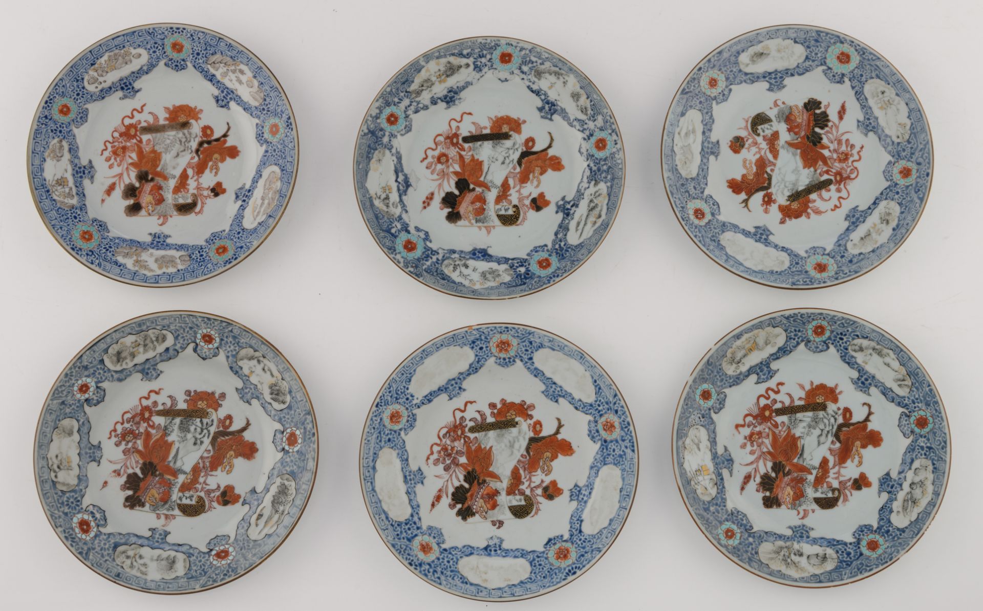 Twelve Chinese export porcelain dishes with a Japanese inspired decoration in iron red, gilt and - Bild 4 aus 5