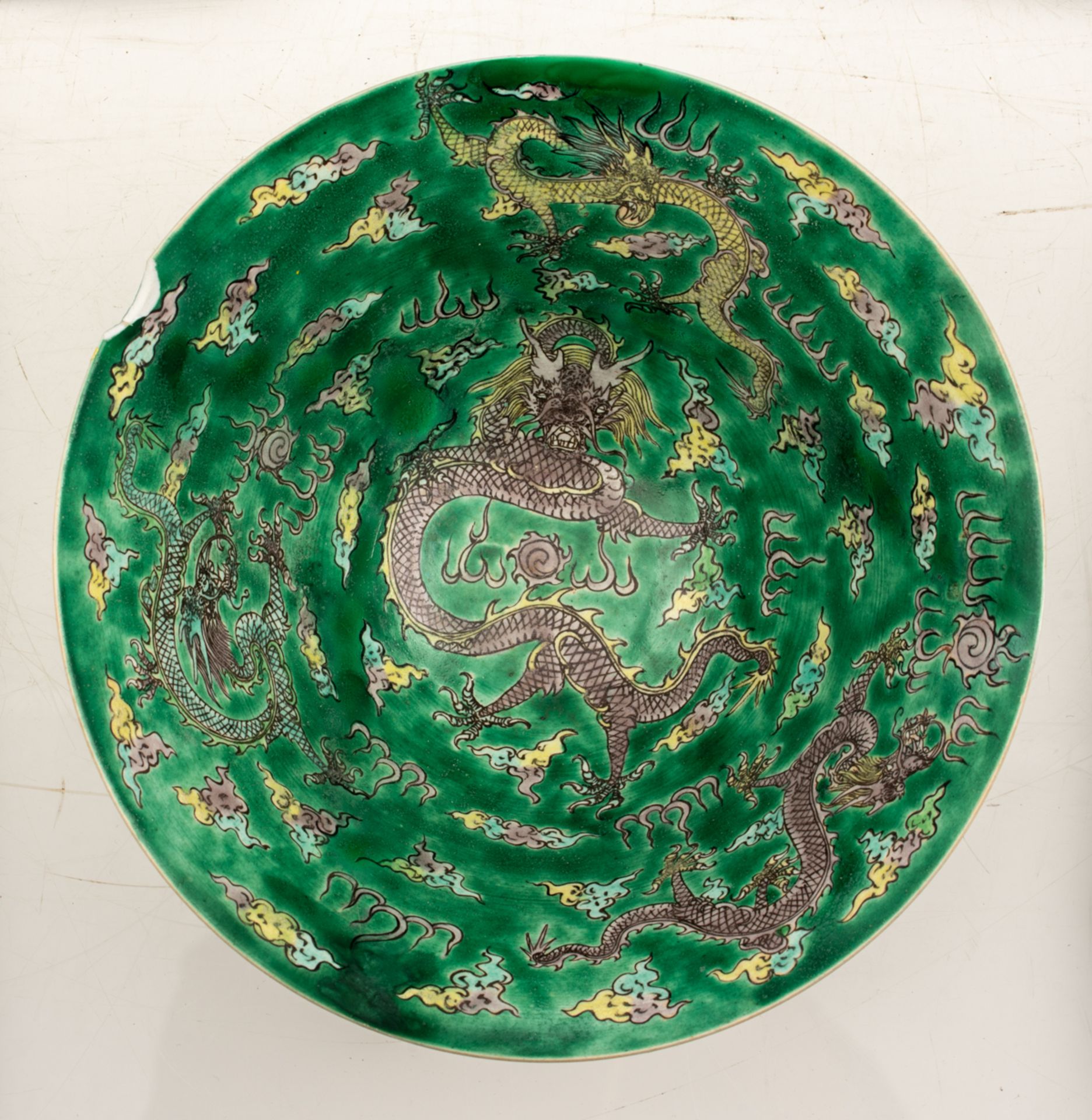 A Chinese famille verte dragon bowl, with four 'five-clawed dragons' amidst wallowing clouds, H 12,5 - Bild 6 aus 7