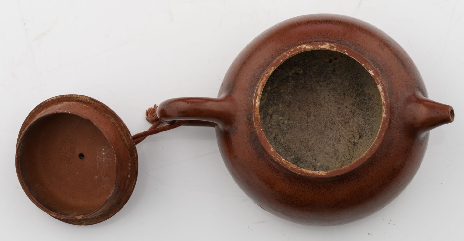 A Chinese terracotta teapot, marked, H 8,5 - W 16 - D 11,5 cm - Image 8 of 9