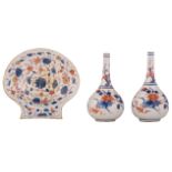 Two small Chinese Imari bottle vases; added: a ditto shell-shaped dish, H 14 - W 16 cm