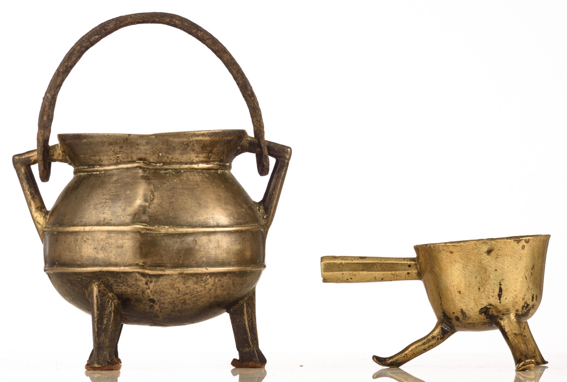 A bronze tripod cauldron with swing handles, monogrammed 'IB', 16thC, H 17 - 27 cm (with handle); - Bild 4 aus 7