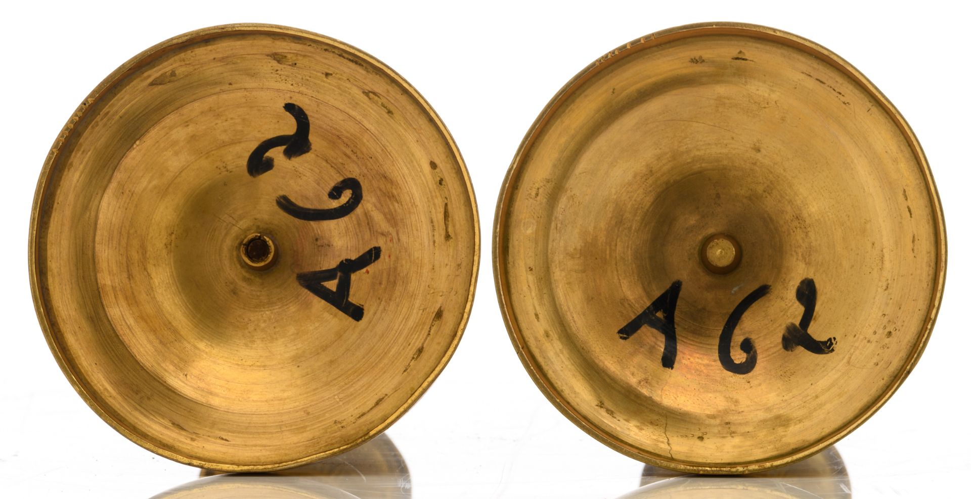 A fine pair of 'French Restauration' brass candlesticks, first quarter of the 19thC, H 18 cm - Bild 5 aus 5