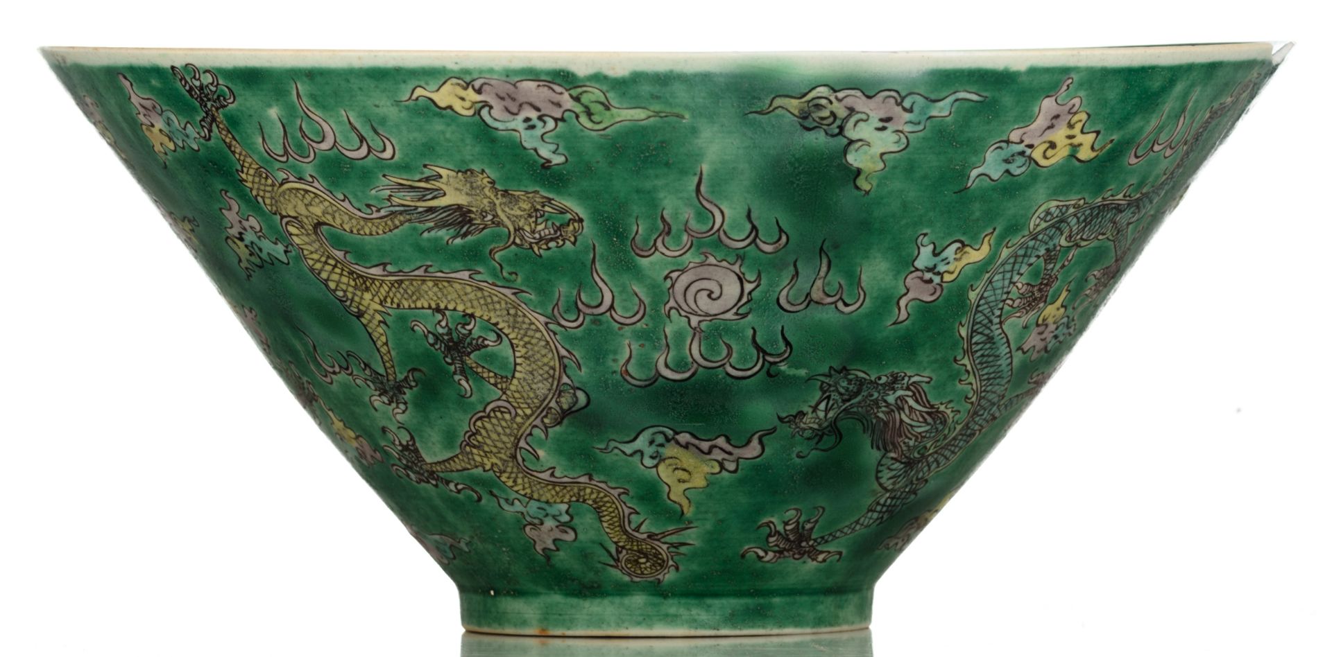 A Chinese famille verte dragon bowl, with four 'five-clawed dragons' amidst wallowing clouds, H 12,5 - Bild 2 aus 7