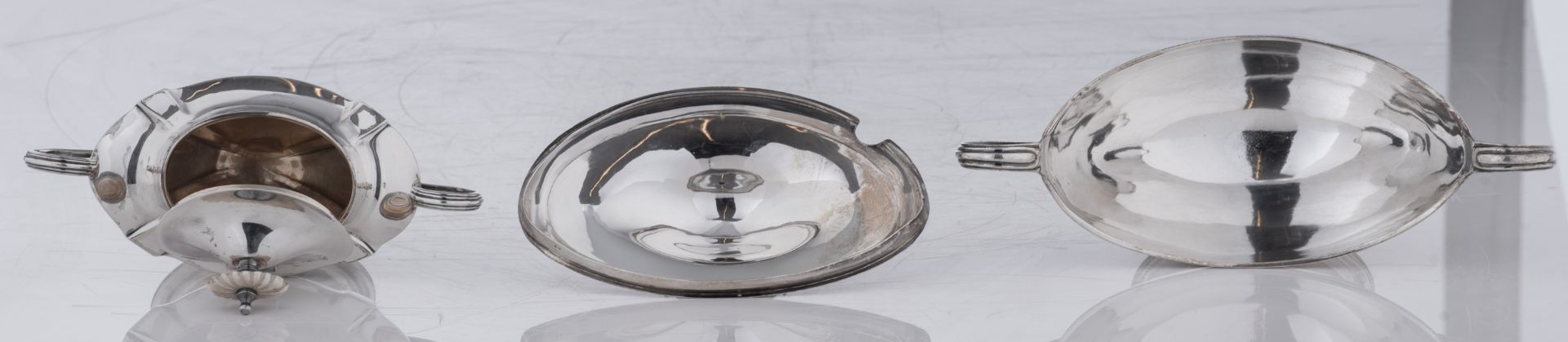A lot of three silver items consisting of: a Regency style sauce boat with cover, London 1911 - Bild 7 aus 15