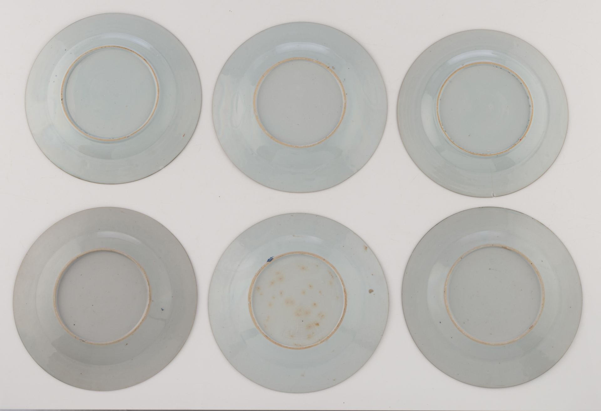 Twelve Chinese export porcelain dishes with a Japanese inspired decoration in iron red, gilt and - Bild 3 aus 5