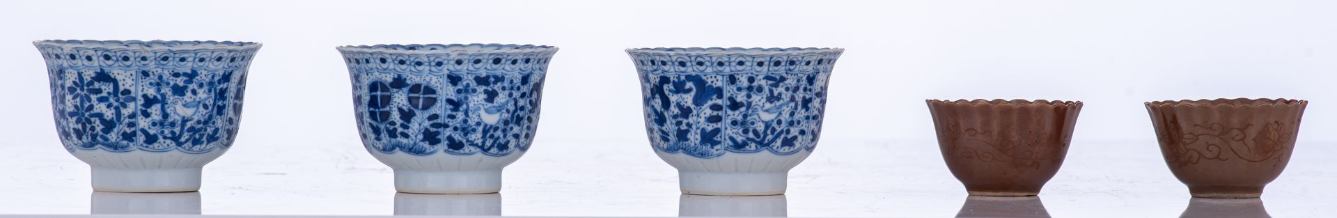 A collection of Chinese Kangxi period porcelain teacups and saucers, consisting of three blue and - Image 4 of 7