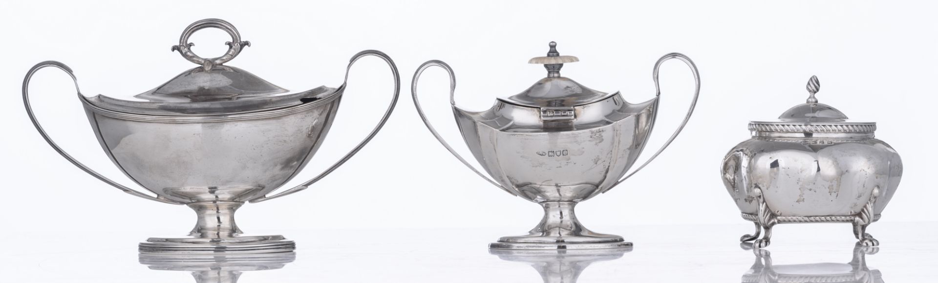 A lot of three silver items consisting of: a Regency style sauce boat with cover, London 1911 - Bild 2 aus 15