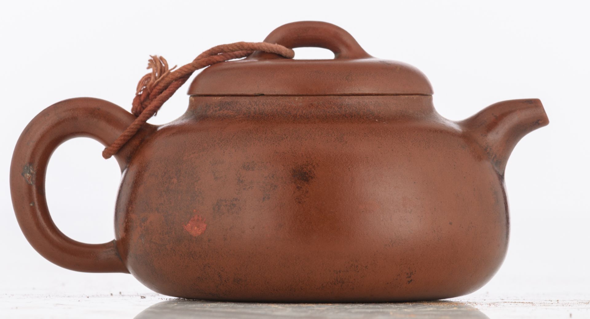 A Chinese terracotta teapot, marked, H 8,5 - W 16 - D 11,5 cm - Image 4 of 9