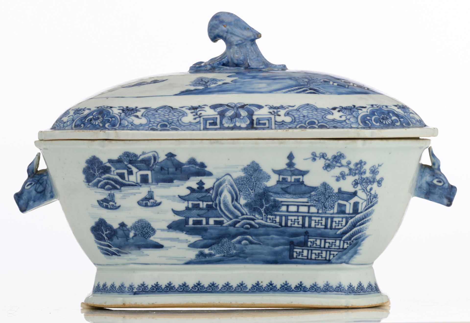 A Chinese Nanking export porcelain tureen, decorated with a pavilion in a mountainous river - Image 4 of 22