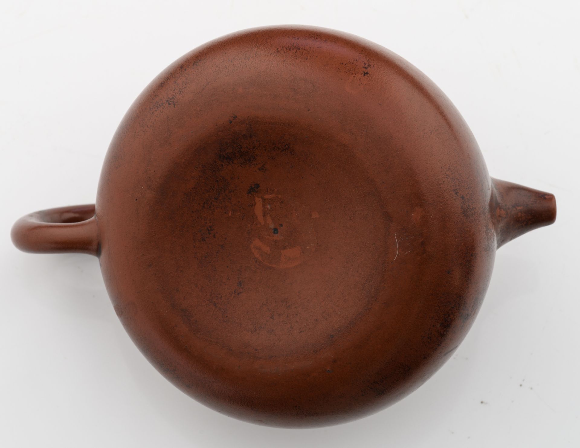 A Chinese terracotta teapot, marked, H 8,5 - W 16 - D 11,5 cm - Image 7 of 9