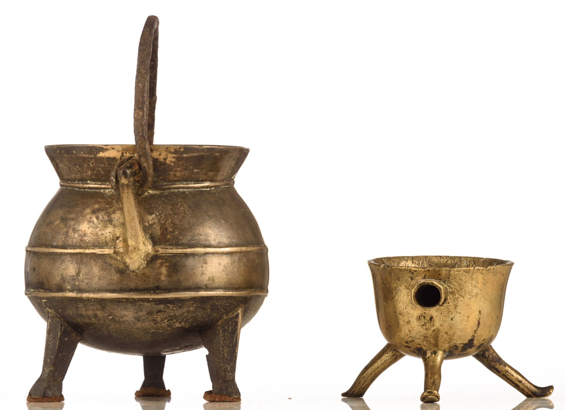 A bronze tripod cauldron with swing handles, monogrammed 'IB', 16thC, H 17 - 27 cm (with handle); - Bild 3 aus 7