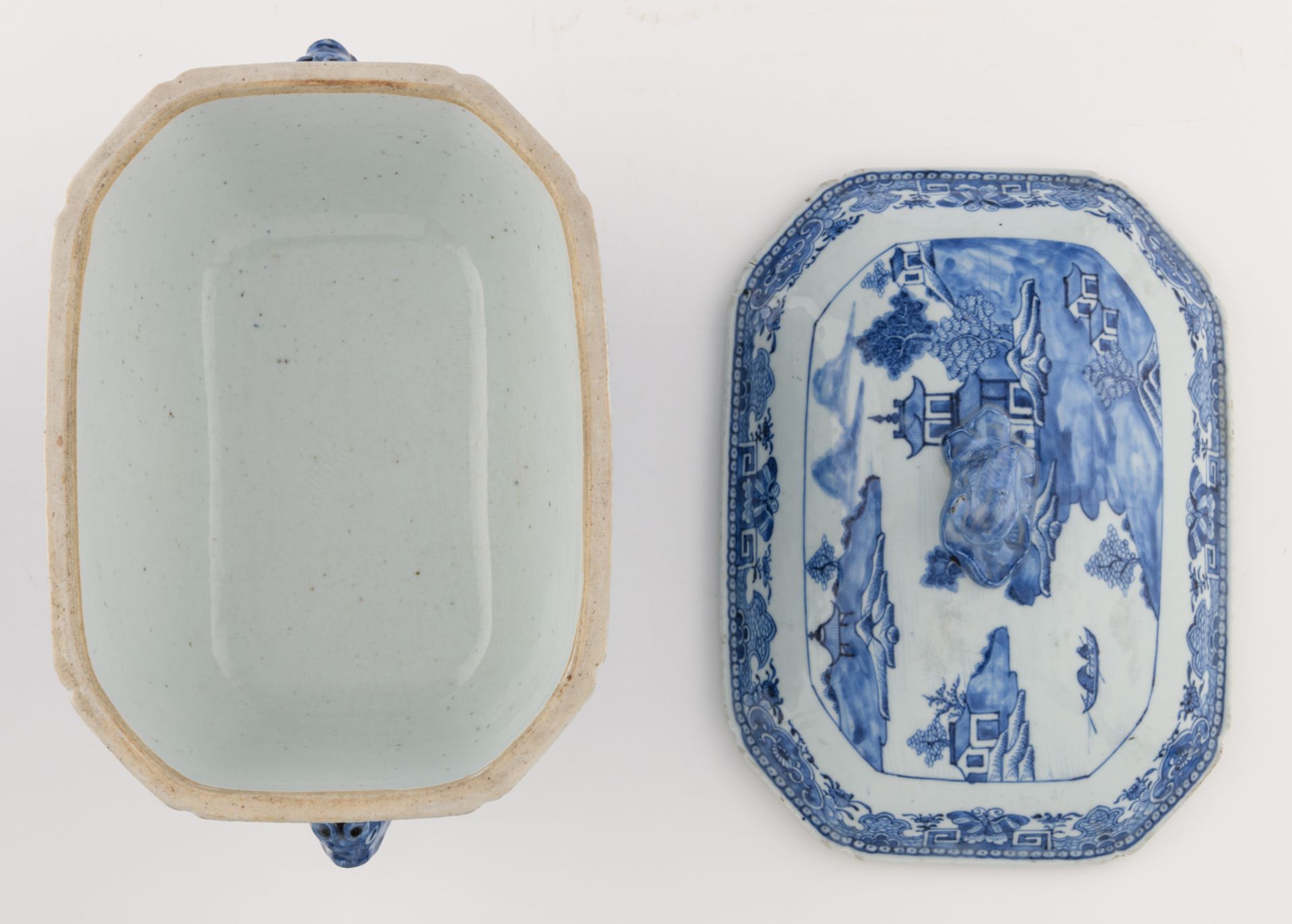 A Chinese Nanking export porcelain tureen, decorated with a pavilion in a mountainous river - Image 6 of 22