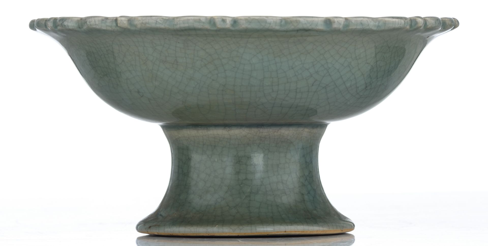 A Chinese celadon crackleware footed flower plate with a lobed edge, H 12 - ø 24,5 cm - Image 5 of 7