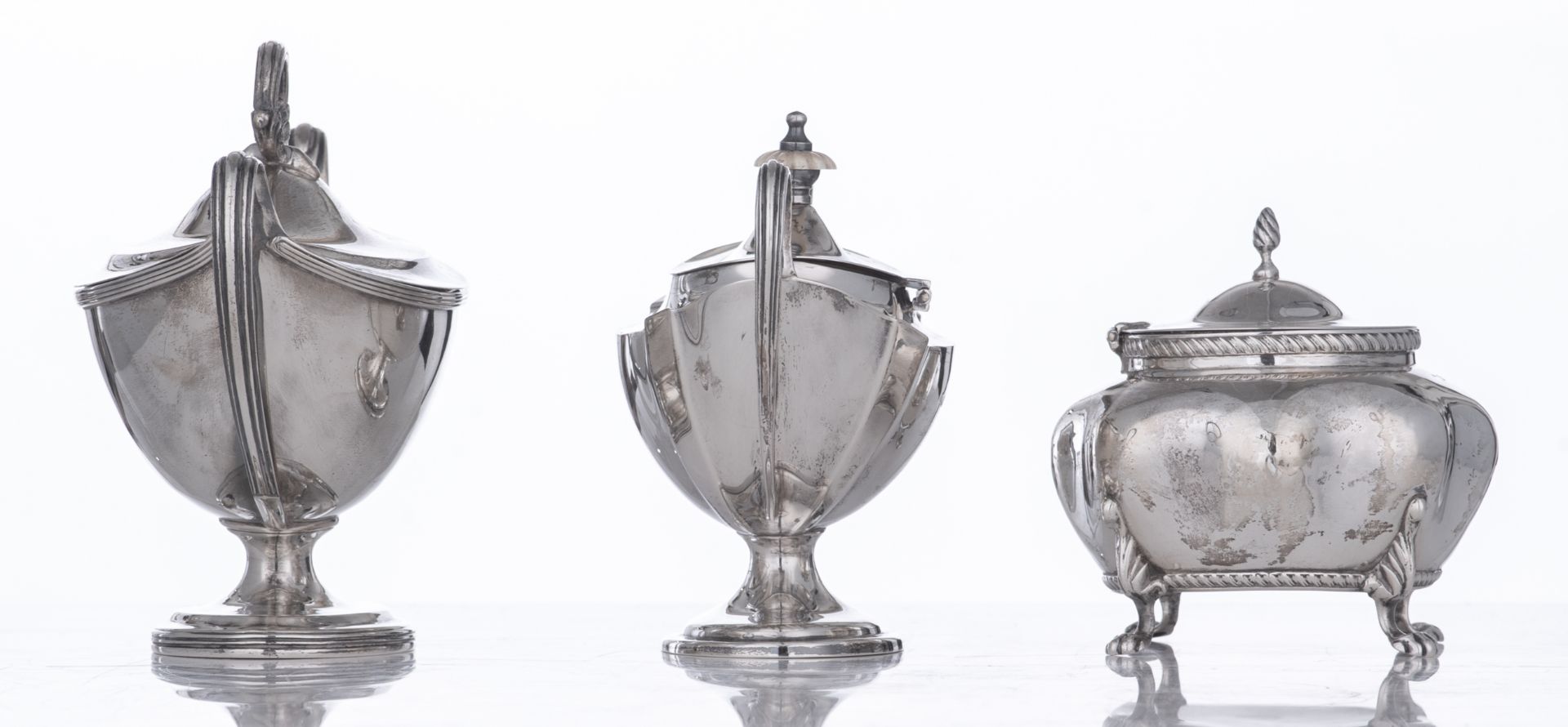 A lot of three silver items consisting of: a Regency style sauce boat with cover, London 1911 - Bild 3 aus 15