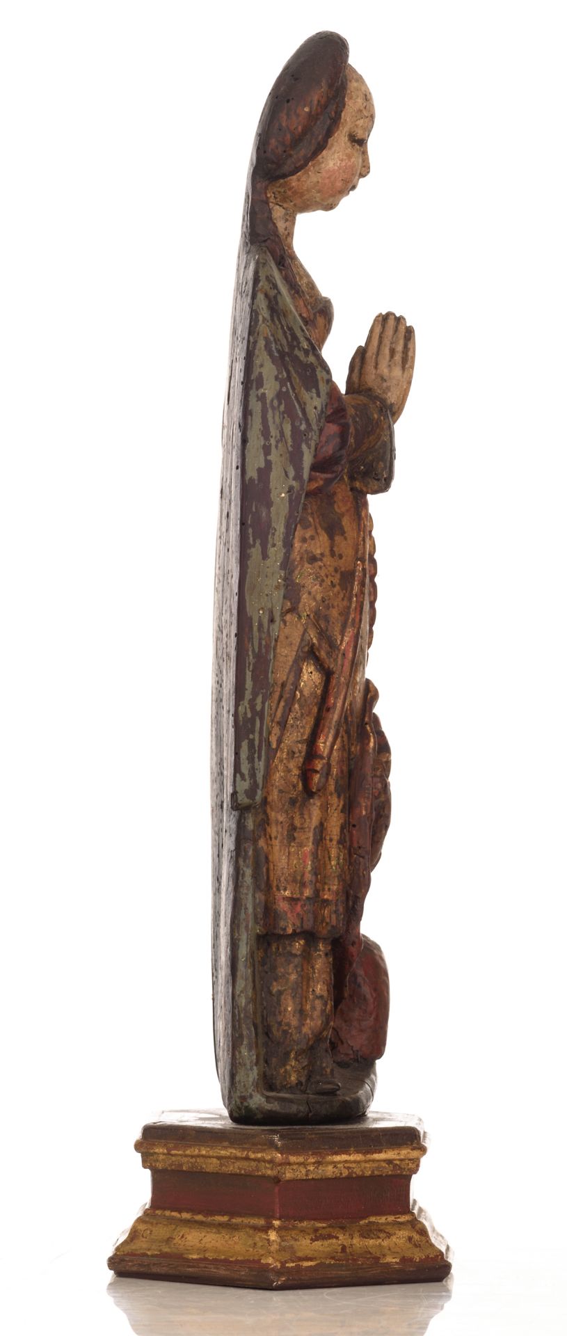 A polychrome painted (limewood) sculpture in the Malinois manner, representing a female saint, - Bild 4 aus 5