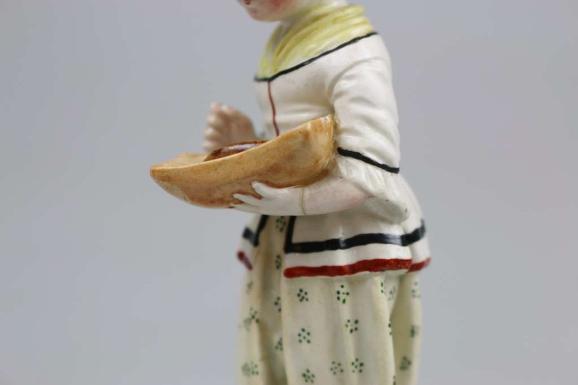 Höchst, Porzellanfigur "Mädchen mit Brot" um 1780, in der linken Hand einen Brotlaib haltend, auf - Bild 4 aus 4