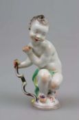 Meissen, "Amor mit Bogen", Entwurf Paul SCHEURICH (1883-1945) 1919, kniender Amorknabe mit Bogen,