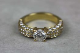Brillantring, 18 K Gelbgold, mittig aufgesetzter Diamant von ca. 1-1,2 ct., EU-RM: 58, Gewicht: 9,