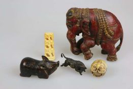 Konvolut fünf Tierfiguren, div. Materialien, meist Asien, teils polychrom gefasst, H. 5,5 - 18,5 cm,
