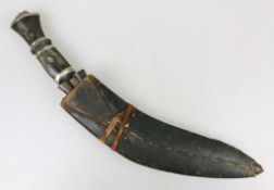 Kukri-Messer, Nepal 20. Jh., typische nach innen gekrümmte Rückenklinge, einseitig verziert, Griff