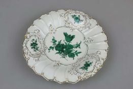 Meissen, Prunkteller Pfeifferzeit 1924 - 1934, kupfergrüne Blumen, goldstaffiert mit 3 Kartuschen,