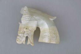 China, Pferdekopf, Jade/Speckstein, 20. Jh., L. 6,1 cm, H. 5,5 cm.