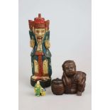 Drei Figuren, Asien: Buddha, Wächter, Mönch, Holz und Ton, teilweise polychrom gefasst, H. 8 - 39,