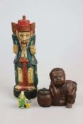 Drei Figuren, Asien: Buddha, Wächter, Mönch, Holz und Ton, teilweise polychrom gefasst, H. 8 - 39,