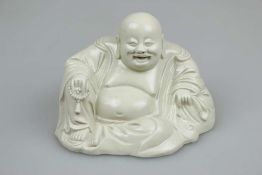 Buddha Hotei, Keramik, im Dehua Stil, glasiert. H. 14 cm.