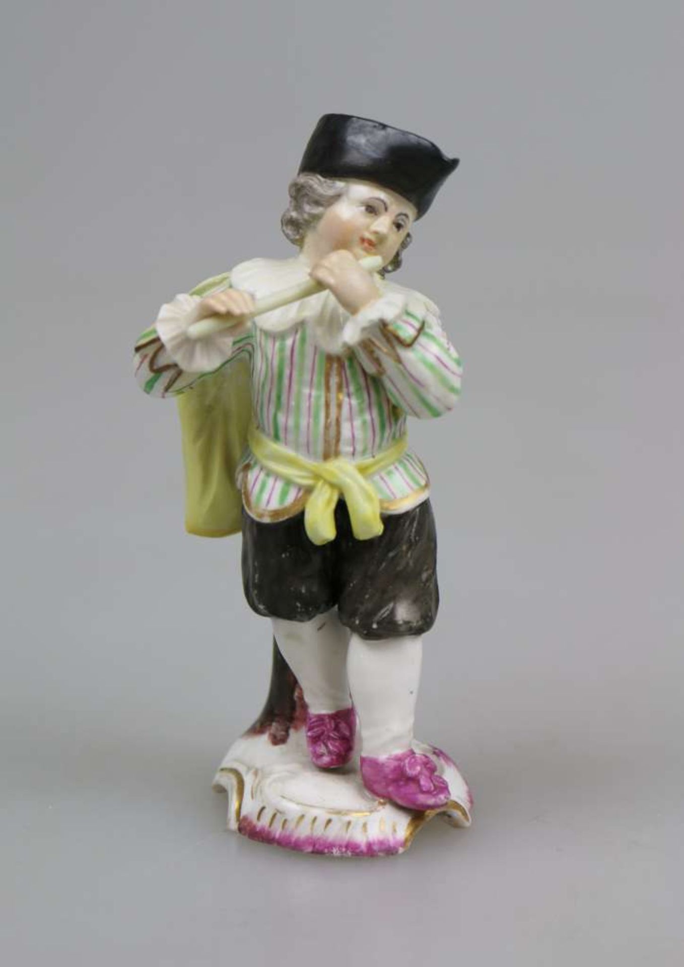 Höchst, Porzellanfigur "Flötenspieler" um 1760, Flöte spielender Knabe mit Umhang und Kappe, auf