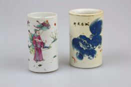 Zwei Pinselbecher, Porzellan, China, H. 11,5 cm.