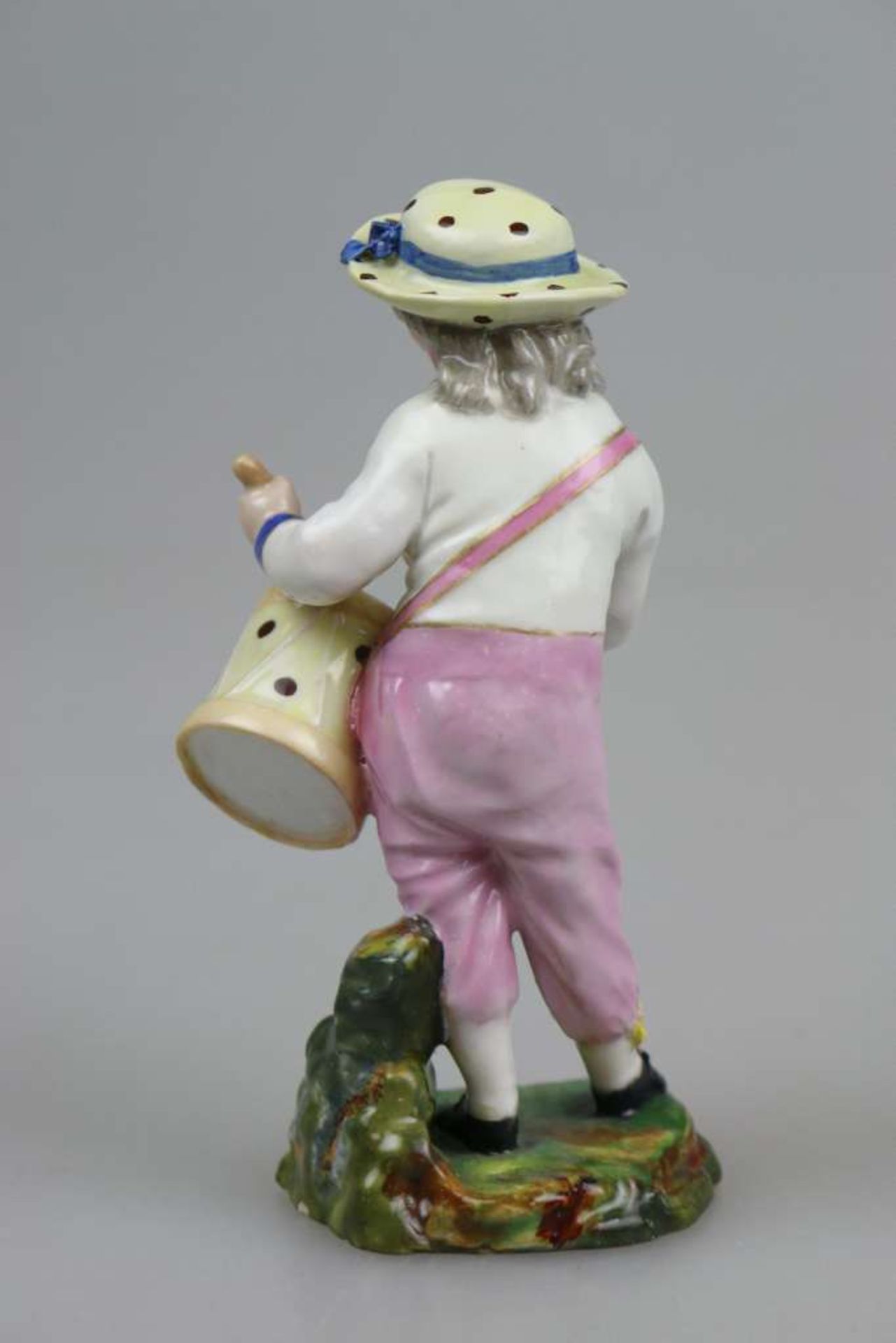 Höchst, Porzellanfigur "Trommler" um 1775, musizierender Knabe mit an einem Schultergurt hängender - Bild 2 aus 3