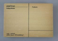 Joseph BEUYS (1921-1986), Holzpostkarte, 1974, Fichtenholz mit typografischen Vordruck, Edition