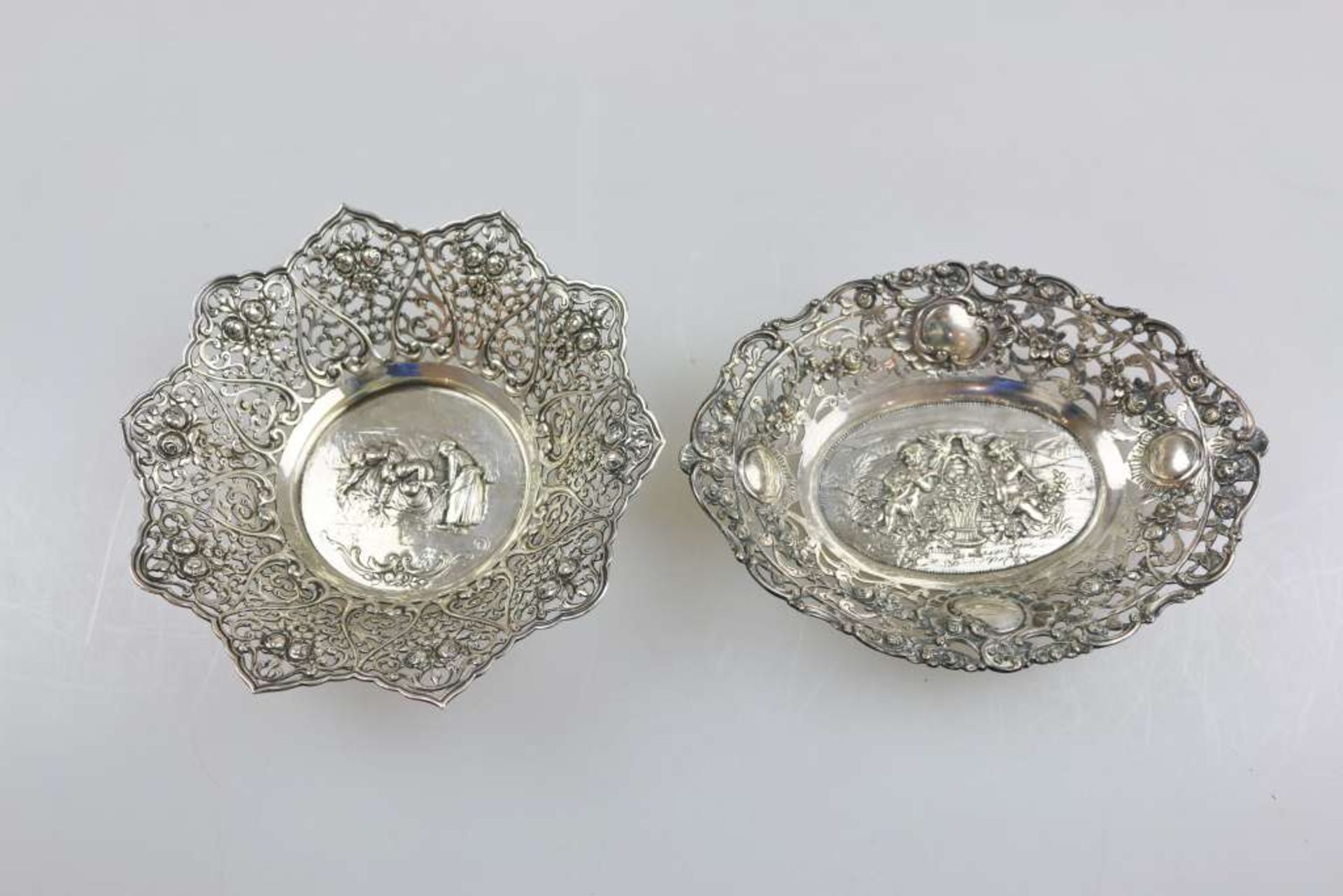 Zwei kleine Schalen, 800er Silber, 20. Jh., durchbrochner Fahne, floralem Dekor, Spiegel einmal