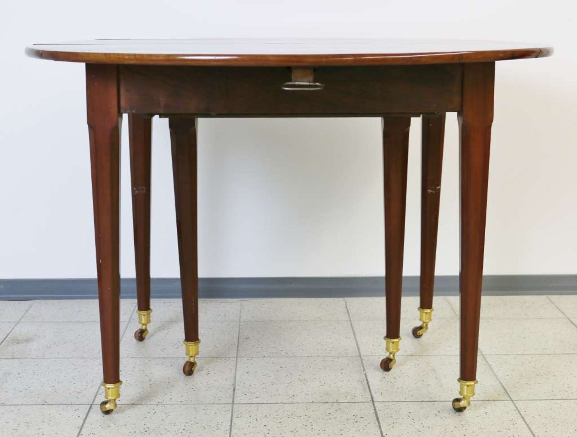 Drop-Leaf Dining Table, Acajou Mahagony, Ende 18. Jh./ Directoire, rundes Tischblatt auf sechs