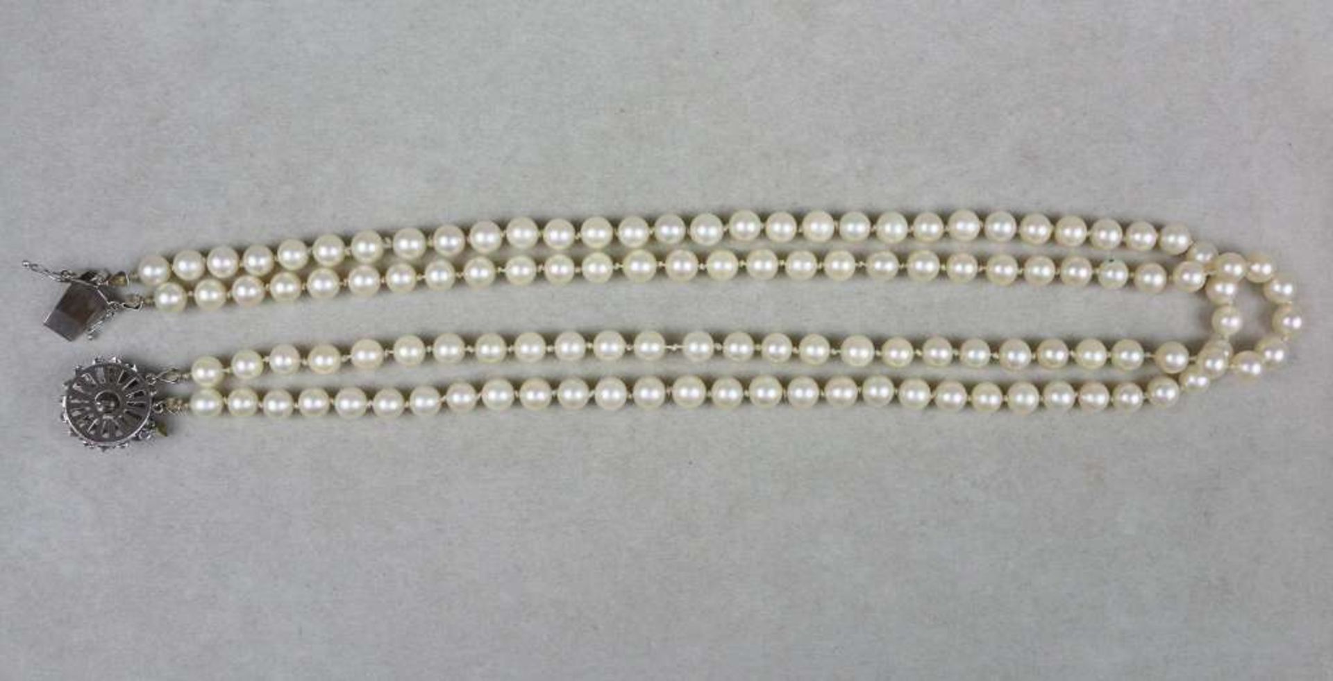 Perlenkette, zweisträngig, ehemals dreisträngig, geknotet, D: ca. 6,7 mm, L: ca. 48 cm. Edler, - Bild 3 aus 3