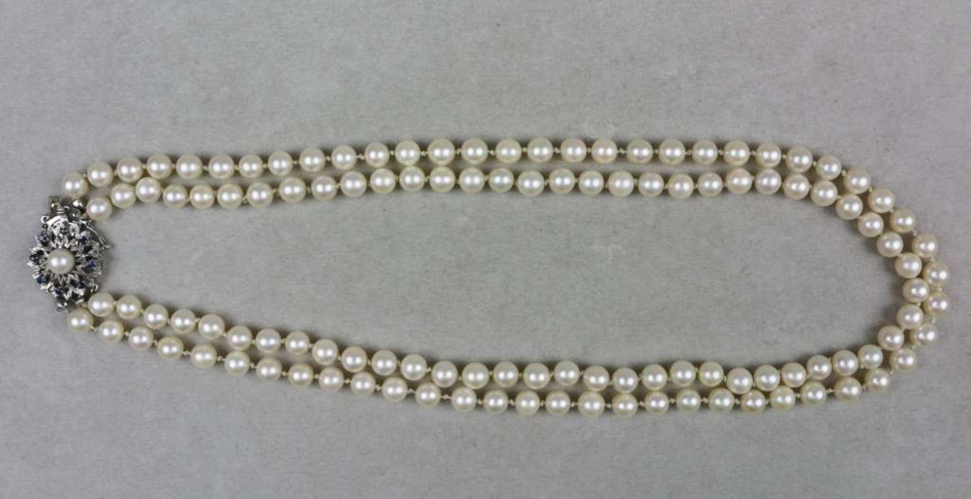 Perlenkette, zweisträngig, ehemals dreisträngig, geknotet, D: ca. 6,7 mm, L: ca. 48 cm. Edler,