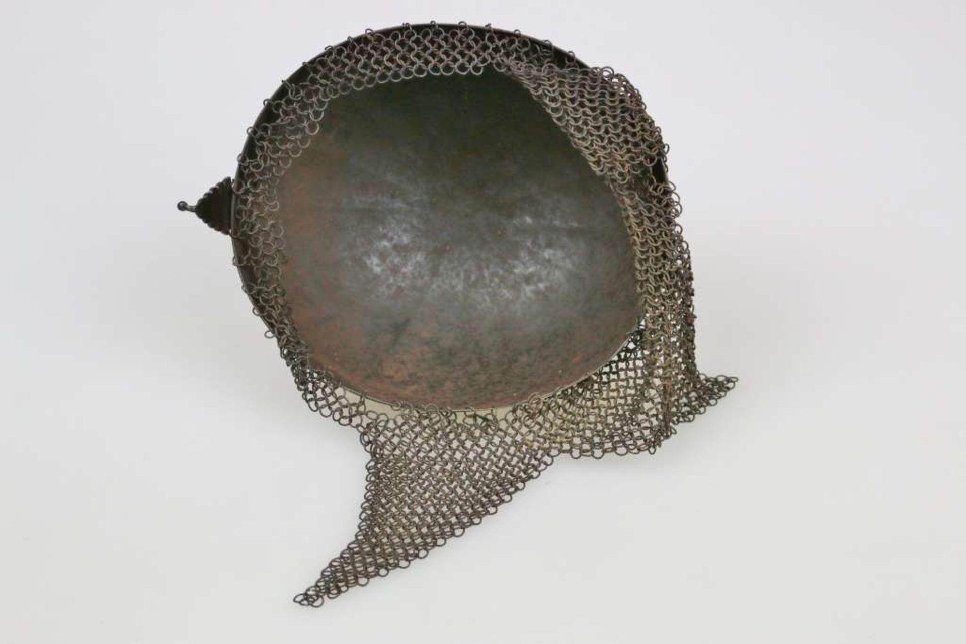 Helm (Kulah Khud), Persien, wohl 19. Jh., mit Kettenbrünne, Helmspitze als Federhülse sowie zwei - Image 3 of 3
